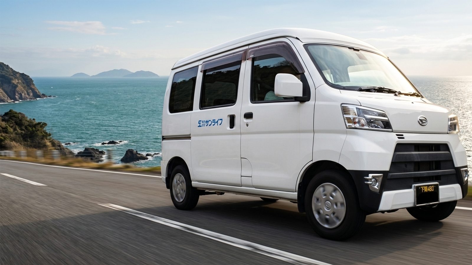 山口県内を走行するサンライフの配送車両