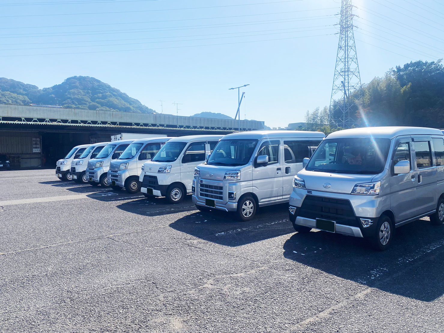 株式会社サンライフの配送車両